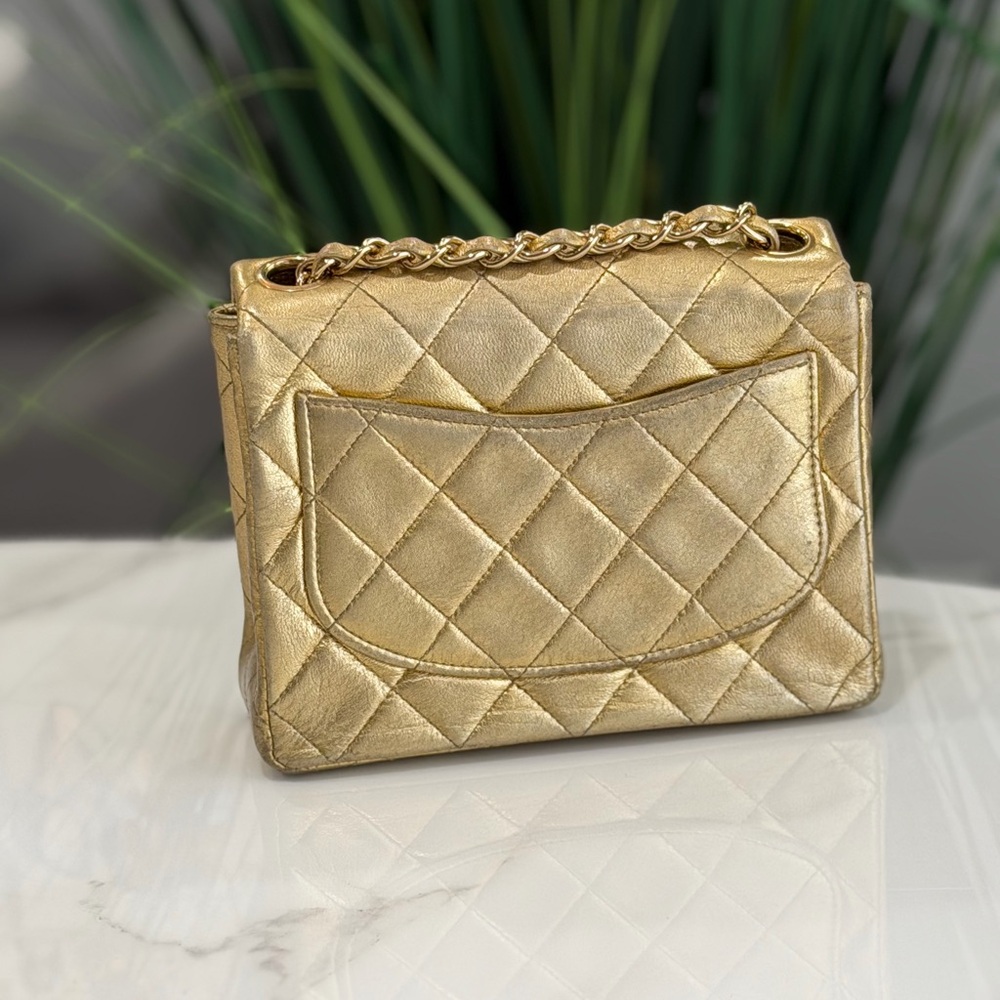 RARE CHANEL VINTAGE GOLD LAMBSKIN
CLASSIC SQUARE MINI FLAP BAG 24K GOLD PLATED - Picture 2 of 15